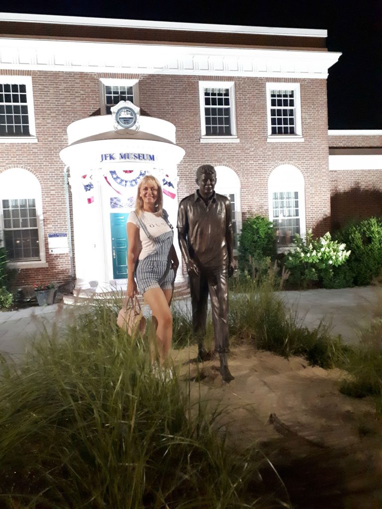 Figura Džona Kenedija u prirodnoj veličini ispred Muzeja u gradu Hajenis
