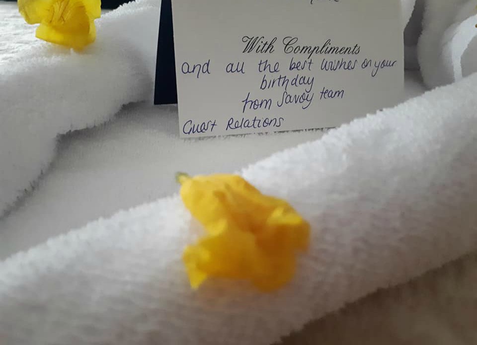 Čestitka od menadžmenta hotela "Savoy" koja me dočekala na jastuku posuta žutim laticama