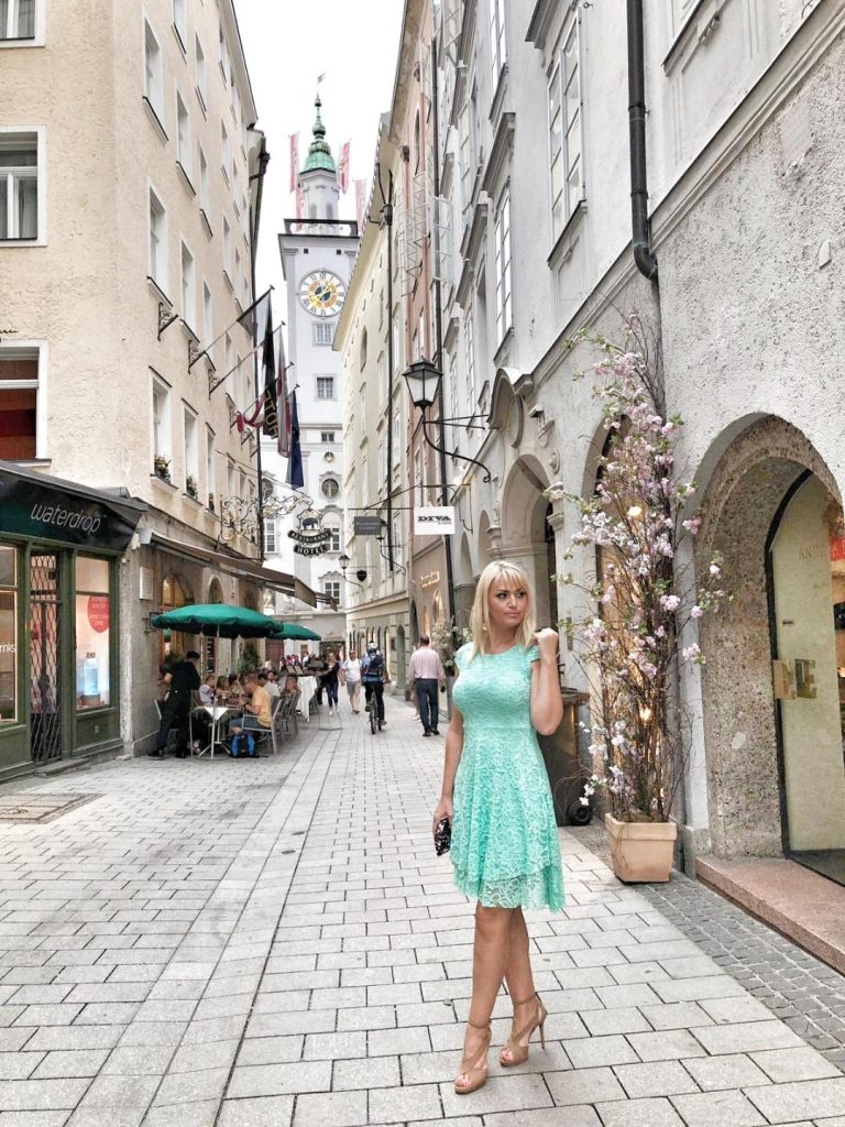Jedna od glavnih ulica u Salzburgu prepuna radnji i restorana